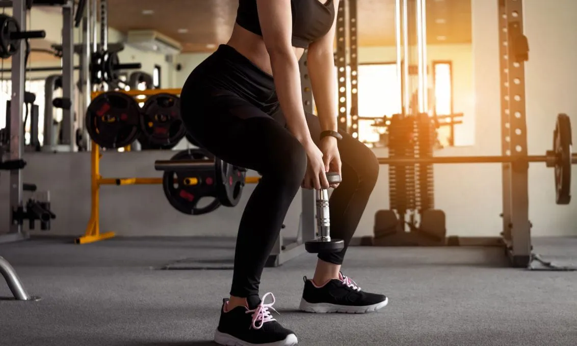 ジムでトレーニングする人