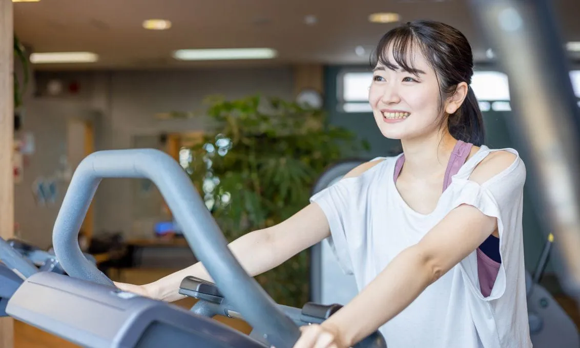 トレッドミルで運動する女性